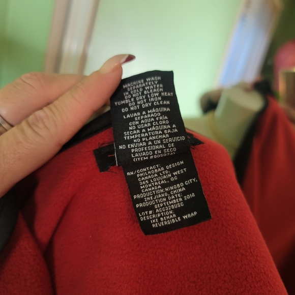 Black and Red " Ike Behar" One size fits all. Reversible Fashion Wrap - Picture 12 of 12